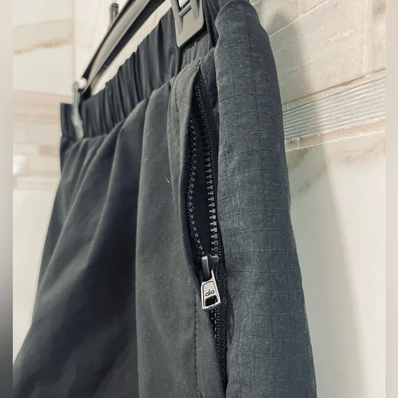 ALO Playmaker Dolphin Short zippered pockets - Picture 6 of 9